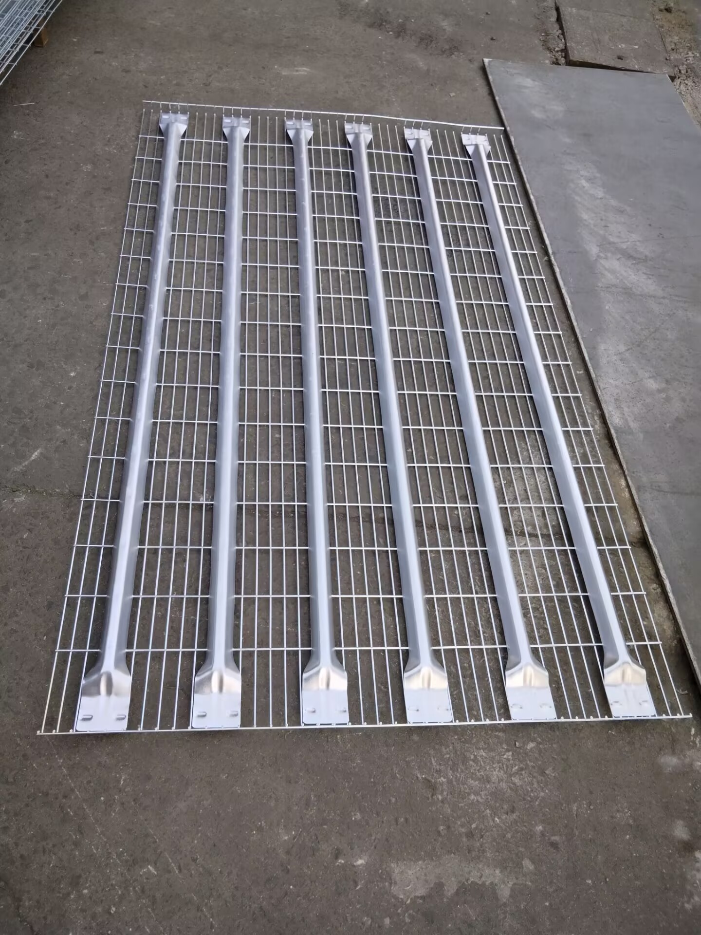 Pallet Rack Load Capacity Storage Galvanized Iron Wire Mesh Decking